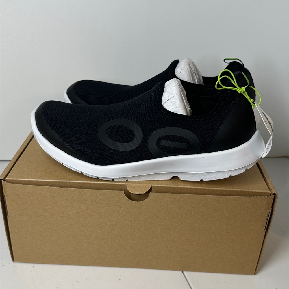 MEN'S OOMG Sport SHOE - BLACK & White Size 10, Style #5085 NWT